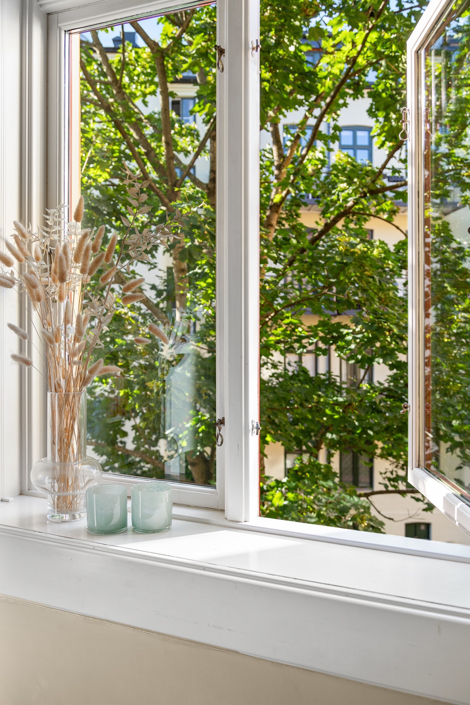 Her kan man åpne opp vinduene helt og høre fuglene kvitre Galleribilde