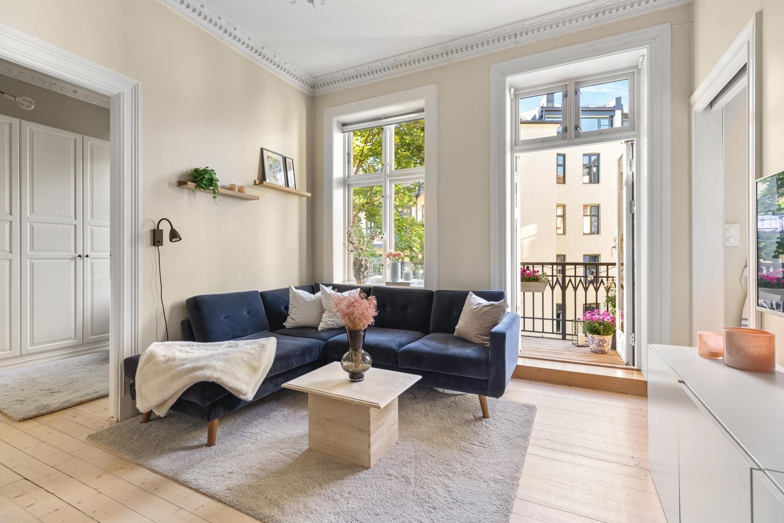 Leiligheten har en romslig stue med utgang til balkong Galleribilde