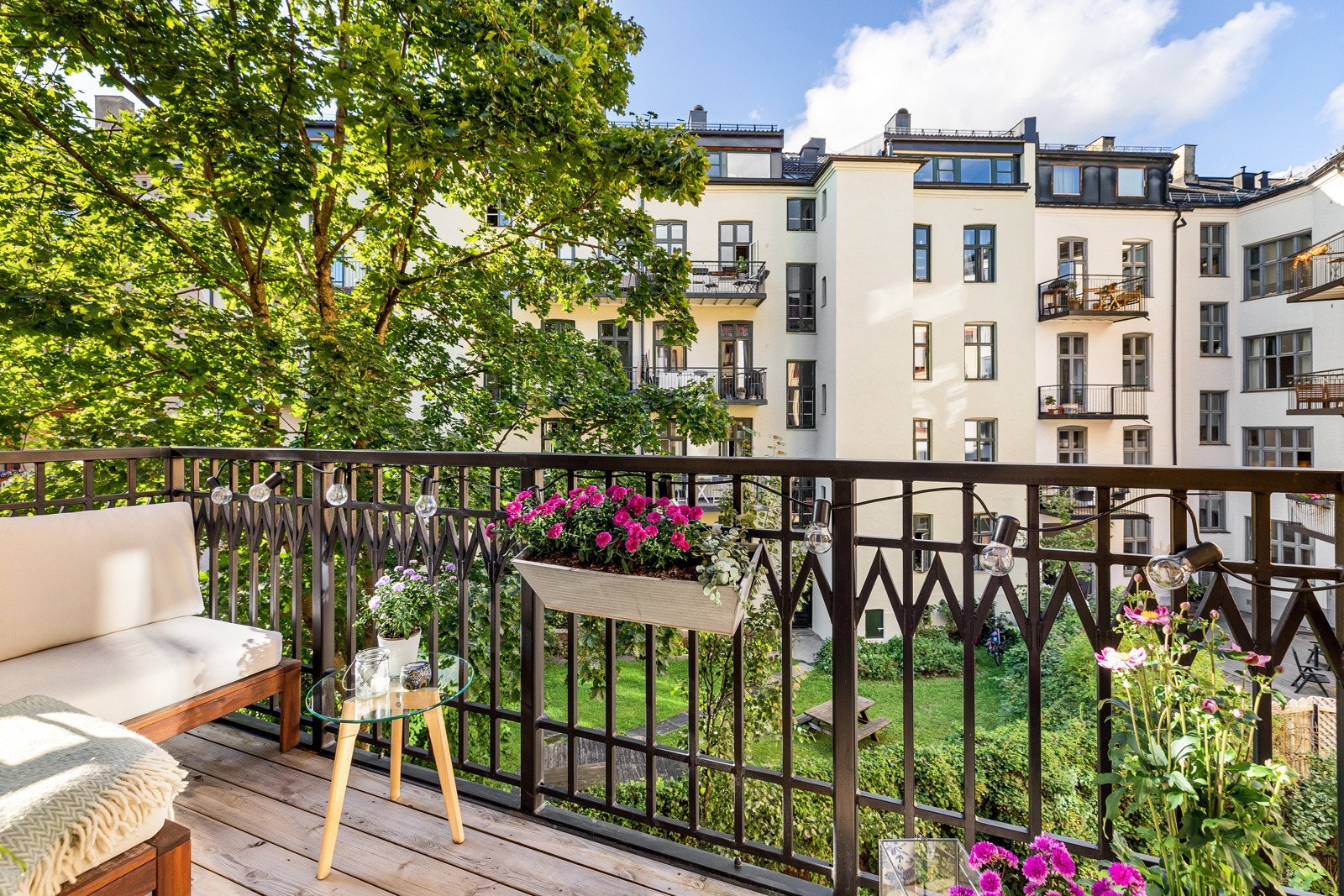 Balkongen vender mot hyggelig bakgård og det er god plass til utemøbler Galleribilde