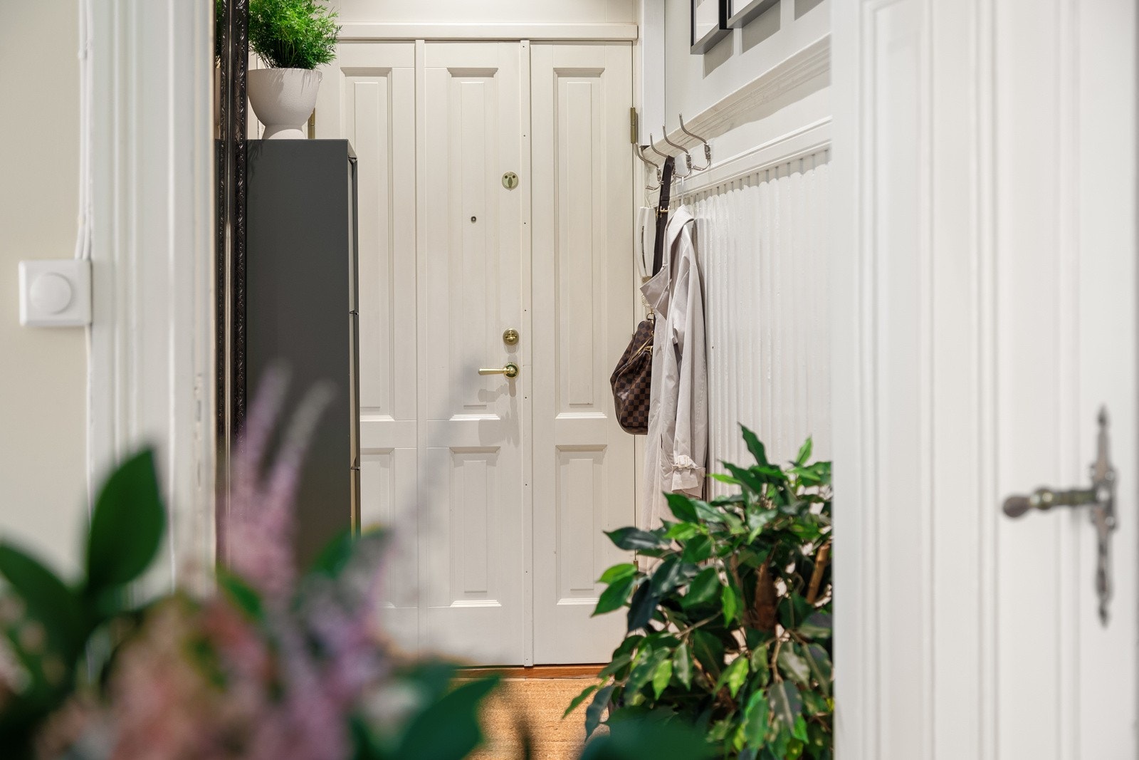 Innbydende entré som gir et godt førsteinntrykk av leiligheten og hva den kan by på videre. Her blir du møtt med generøs takhøyde, klassiske detaljer som brystning på vegg, pent listverk og originale tregulv. Velkommen inn! Galleribilde