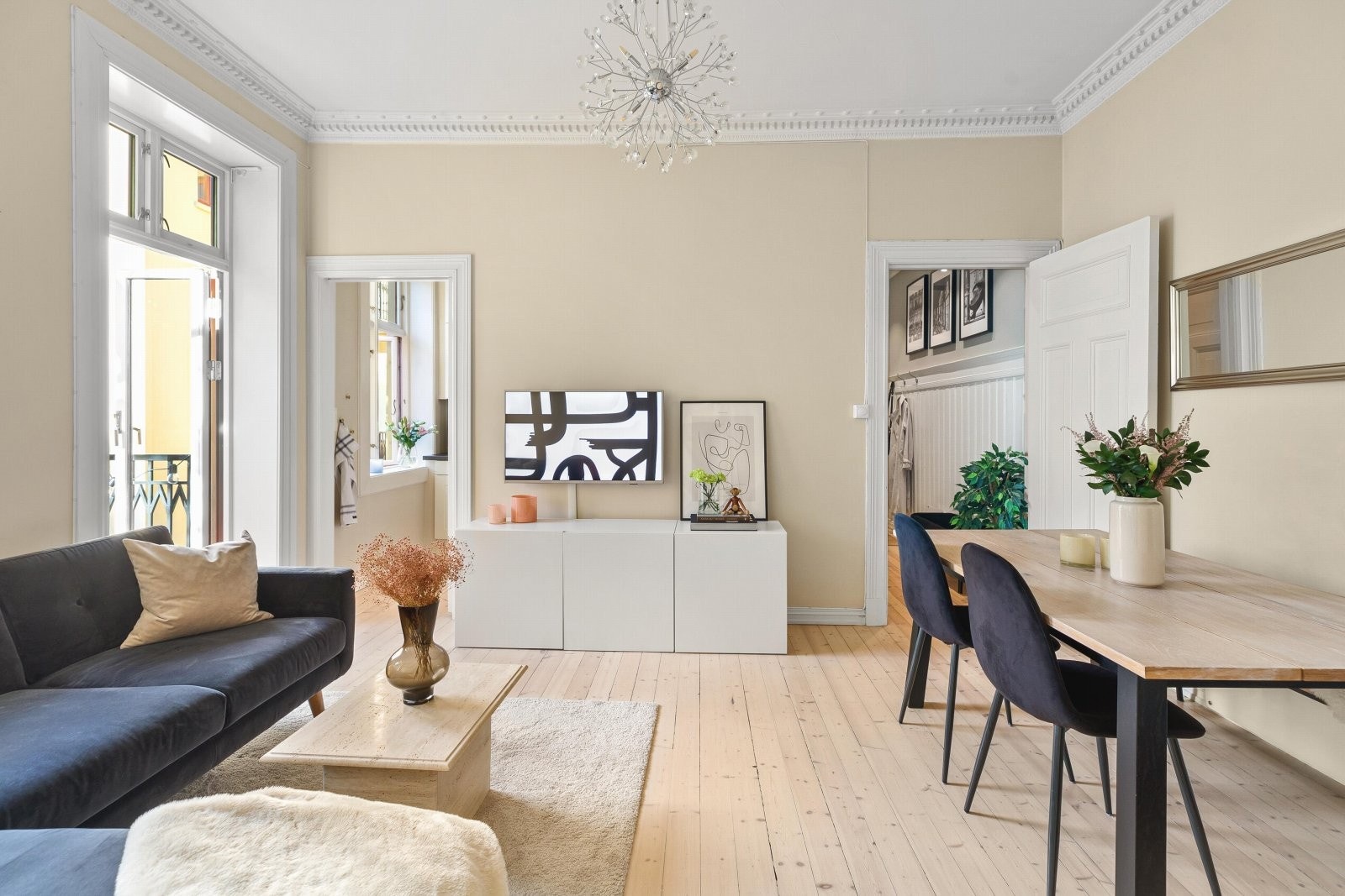 Stuen er enkel å møblere etter eget ønske og behov Galleribilde