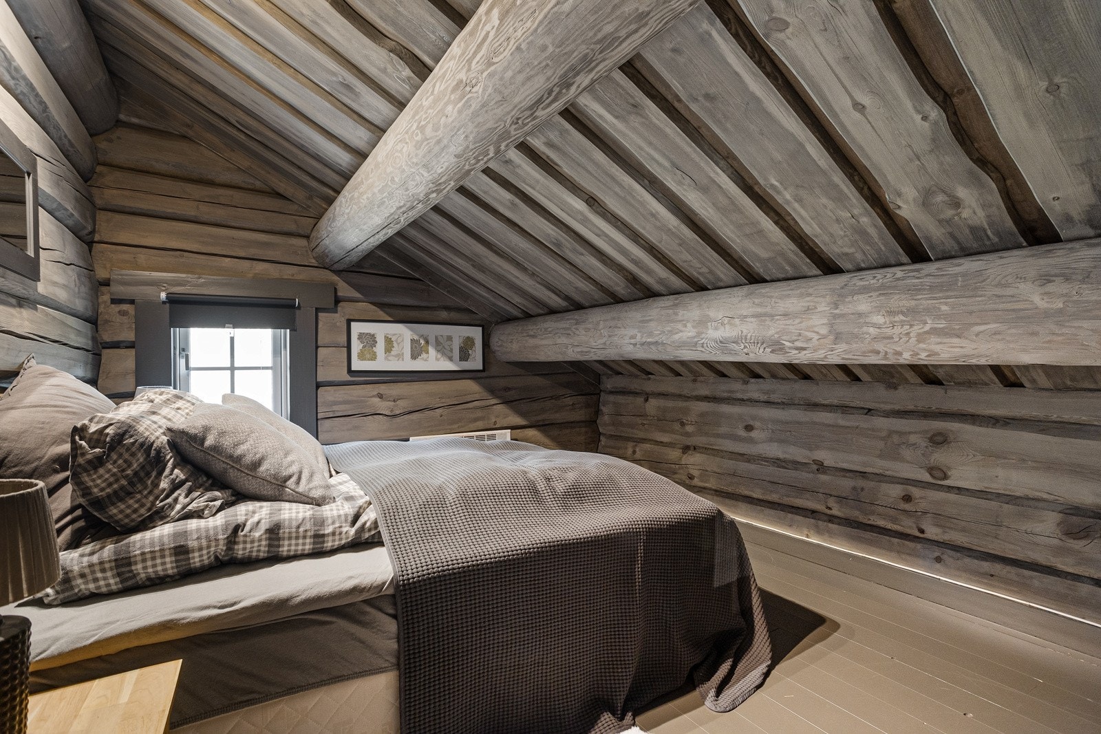 Soverom V i loftsetasjen innredet med dobbeltseng. Hytta har 17 sengeplasser slik den er innredet i dag Galleribilde