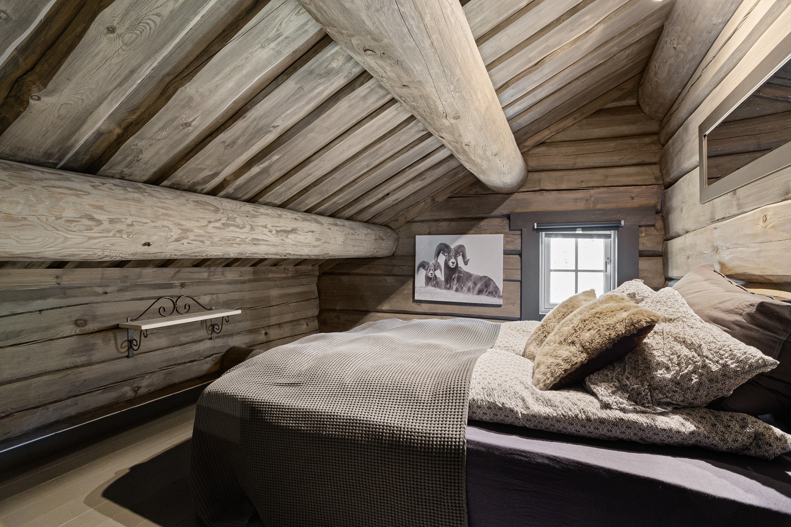 Soverom IV i loftsetasjen innredet med dobbeltseng Galleribilde