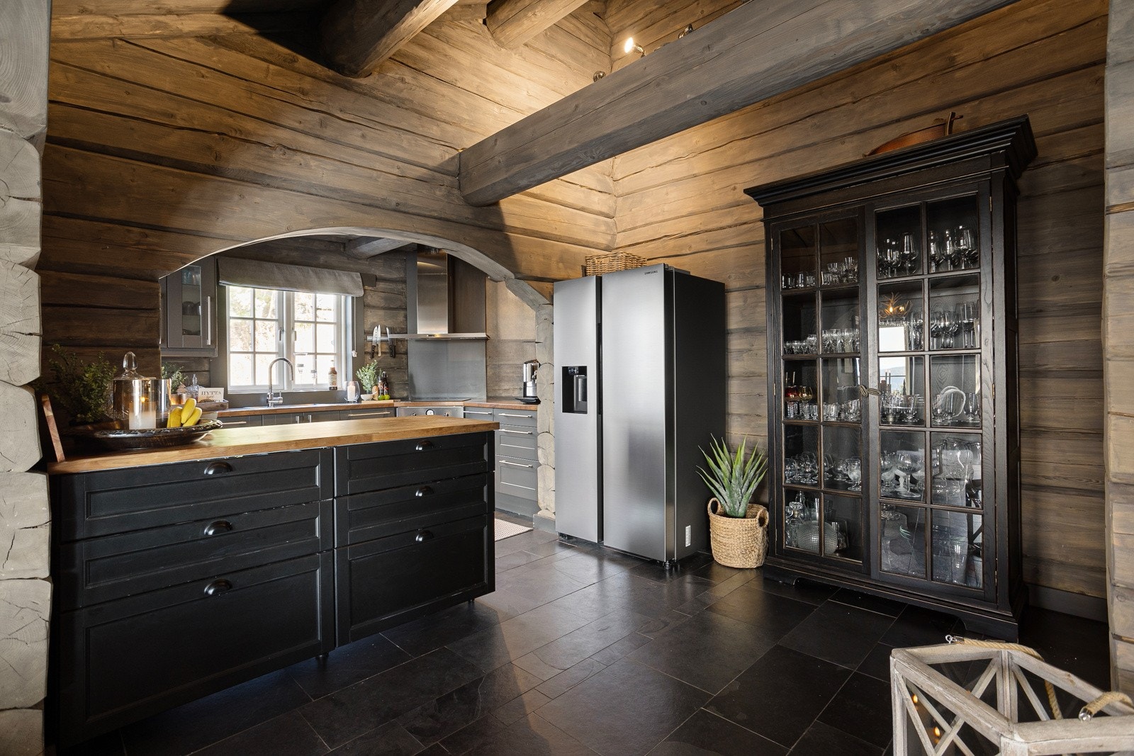 Meget pen kjøkkeninnredning med grå, profilerte fronter, heltre benkeplate og kjøkkenøy Galleribilde