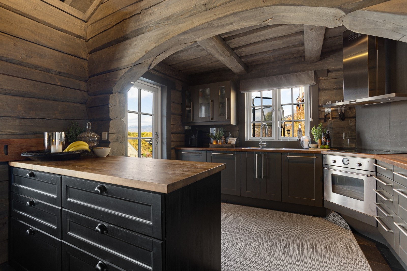 Kjøkkenet har godt med skap- og benkeplass Galleribilde