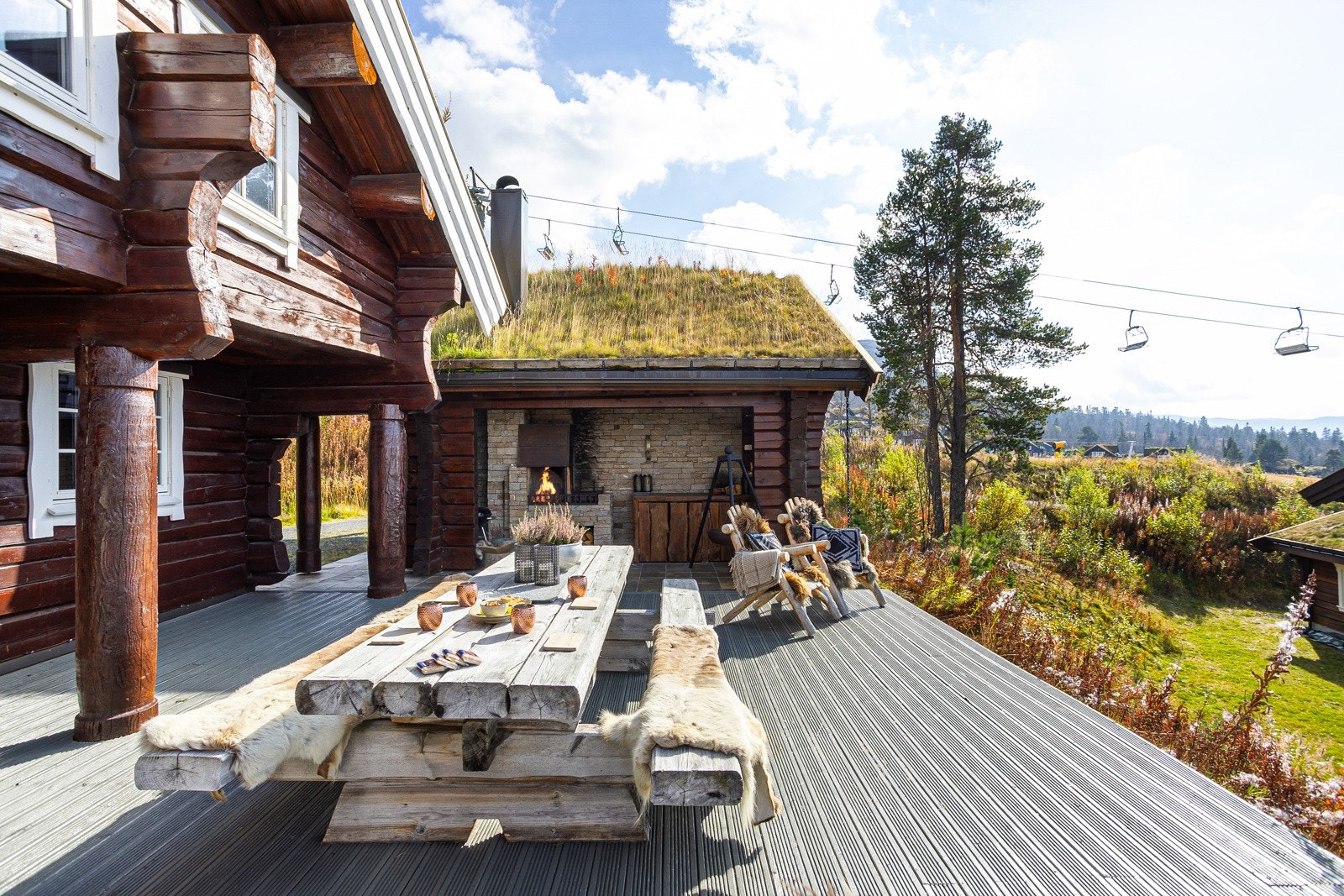 Her kan man spenne på seg skiene og skli ned i skiløypa som ligger på nedsiden av eiendommen Galleribilde