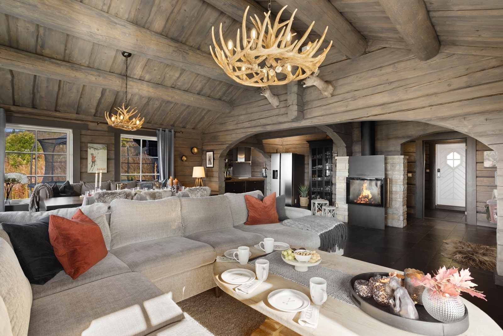 Rommet har god plass til plassering av stuemøblement Galleribilde