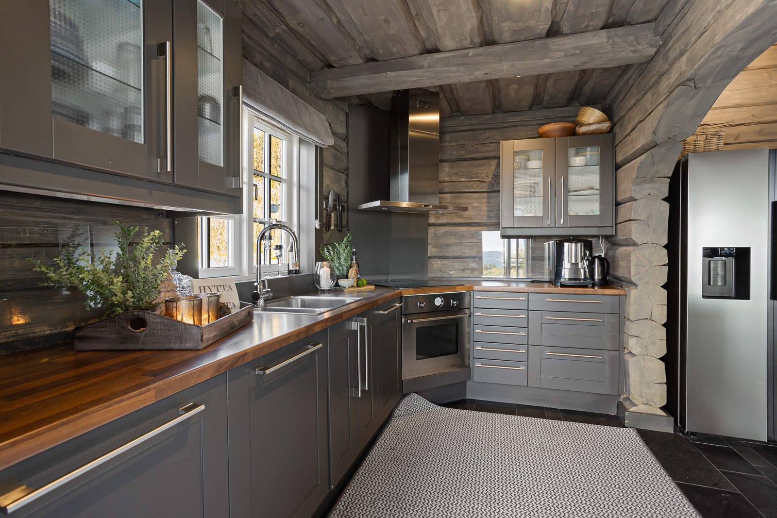 Hvitevarer som er integrert og følger med er; komfyr, keramisk platetopp, oppvaskmaskin og frittstående kjøleskap m/ frysedel Galleribilde