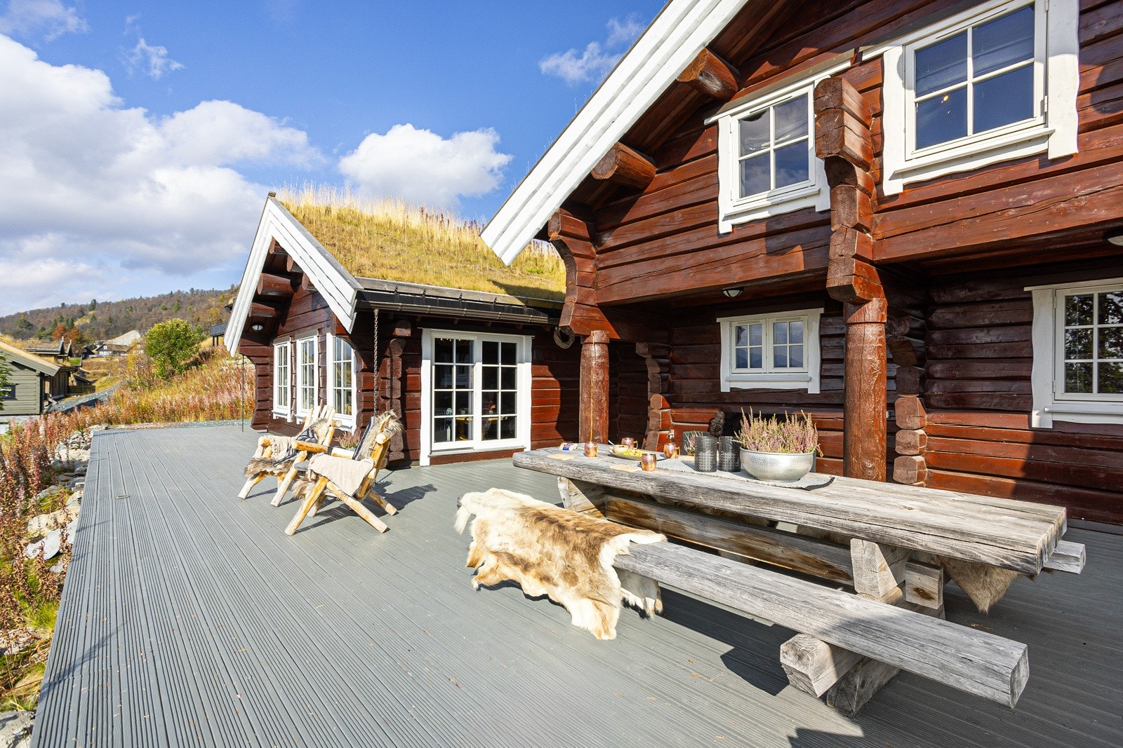 Hytta ligger vestvendt til med nydelige solforhold og utsikt til Raulandsfjell. Galleribilde