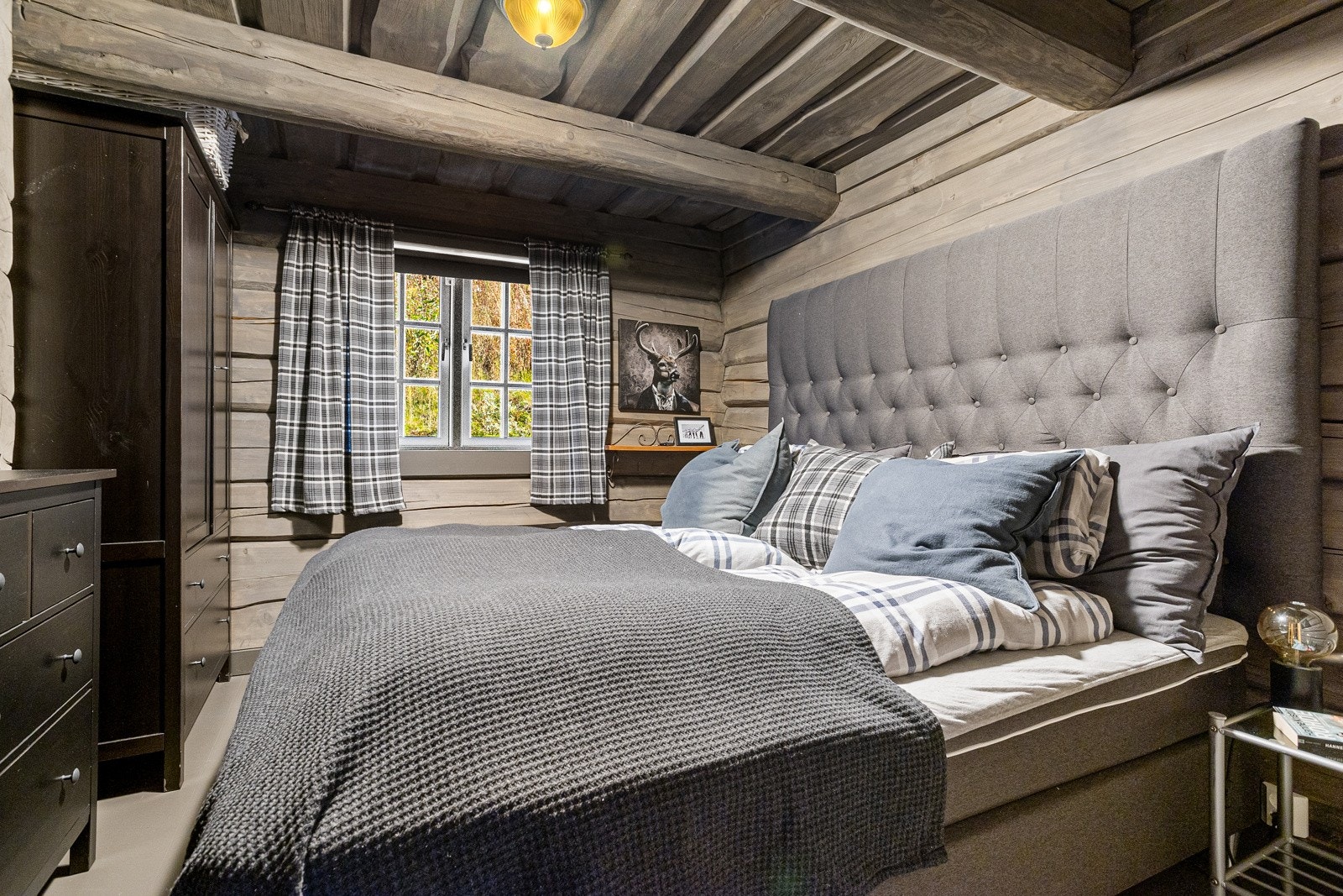 Soverom II. Fritidsboligen har fem gode soverom fordelt på to etasjer, tre i første etasje og to i andre etasje Galleribilde