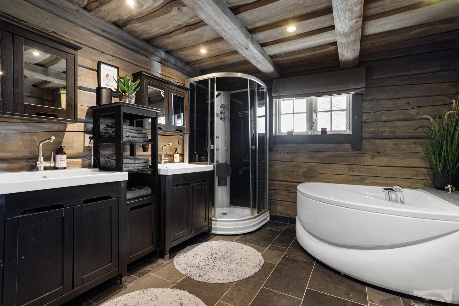Hytta har to delikate og fullt utstyrte bad i hovedetasjen Galleribilde