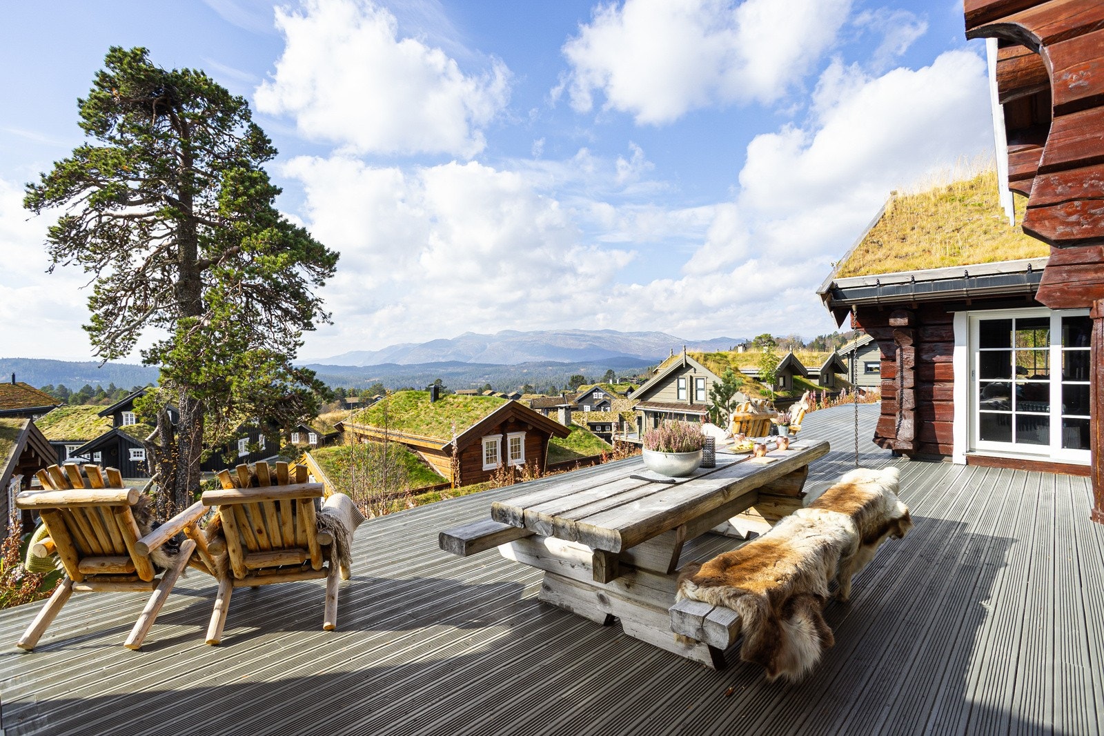 Hytta ligger sørvest-vendt til med svært gode solforhold og en eventyrlig utsikt over Raulandsfjell og Langfjellene Galleribilde