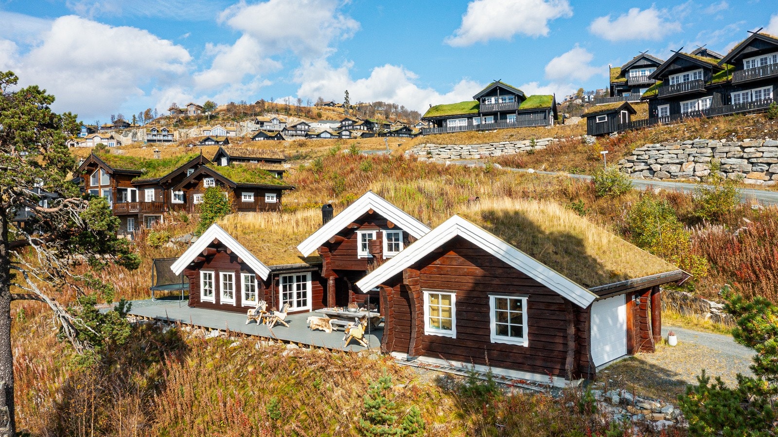 Hytta har en romslig, sør og vestvendt terrasse med herlige solforhold (frem til kl.22 sommerstid) Galleribilde