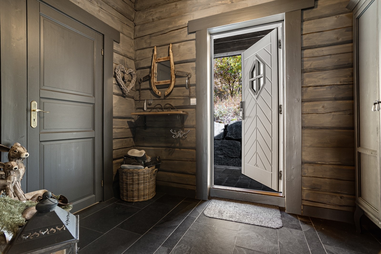 Videre kommer man inn i en pen, flislagt entré med varmekabler i gulv. Entréen har garderobeskap med plass til oppheng av yttertøy Galleribilde