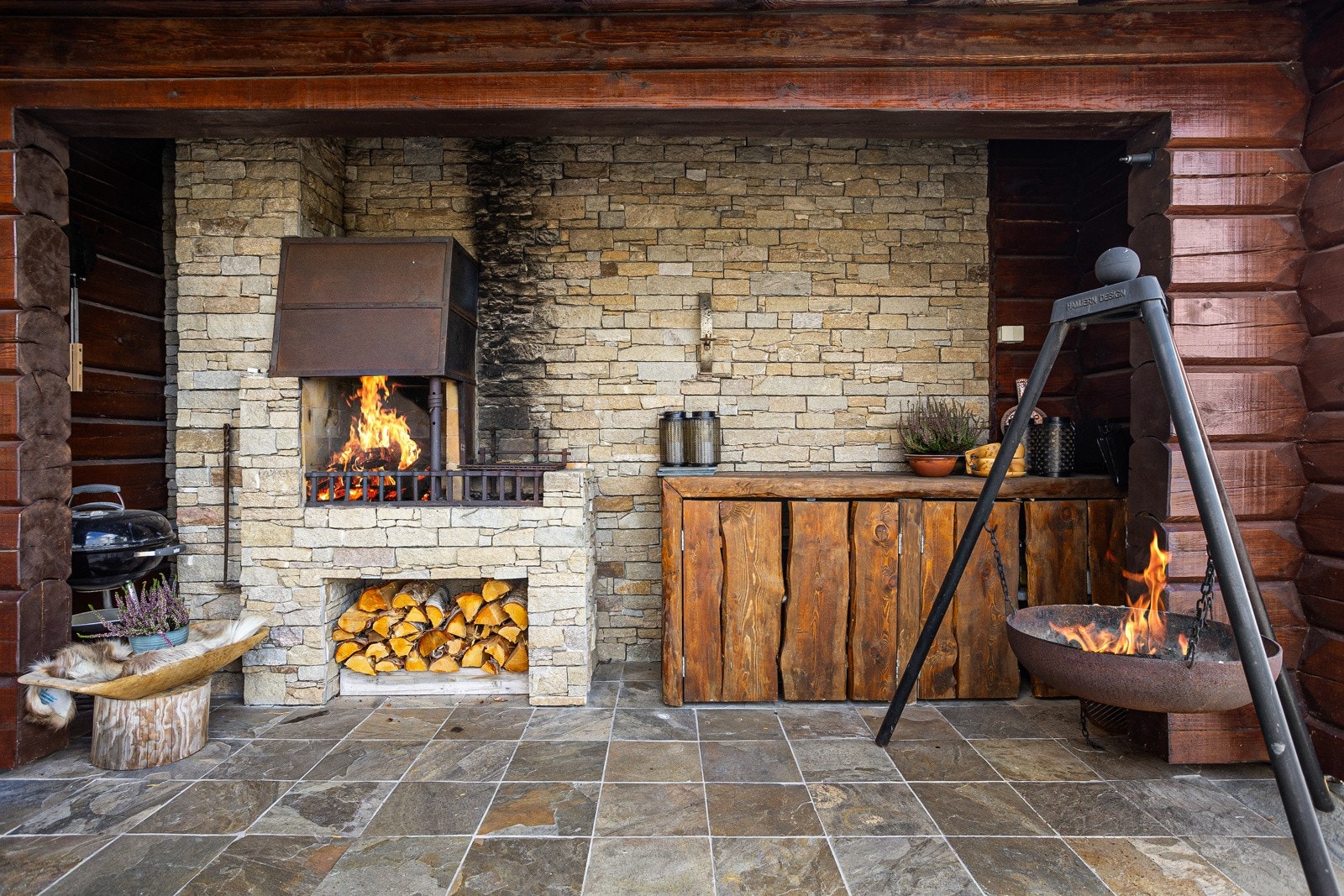 Stor terrasse med utekjøkken og stor plen ved hytta, ypperlig for ballspill om sommeren Galleribilde