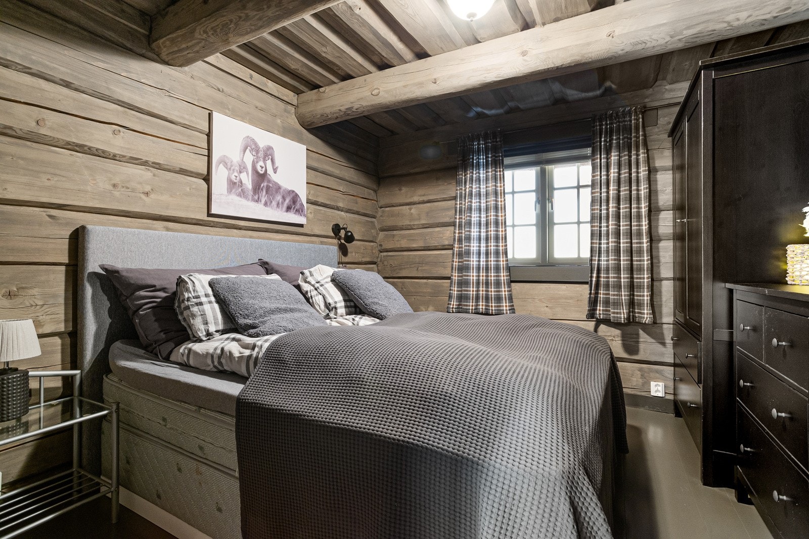 Hovedsoverommet ligger tilbaketrukket i første etasje med dobbeltseng og god plass til garderobeskap som gjør det enkelt å ha hele "hytte-garderoben" på fjellet Galleribilde