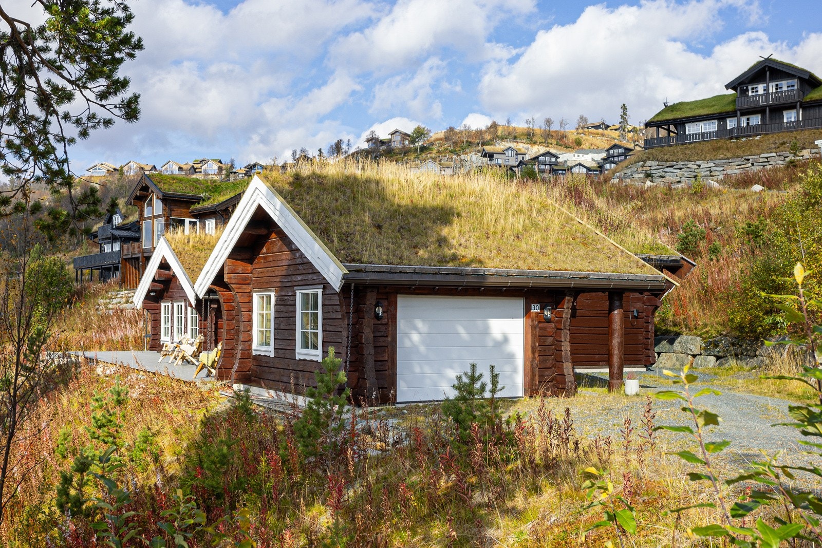 Frittliggende garasje med gode lagringsmuligheter Galleribilde