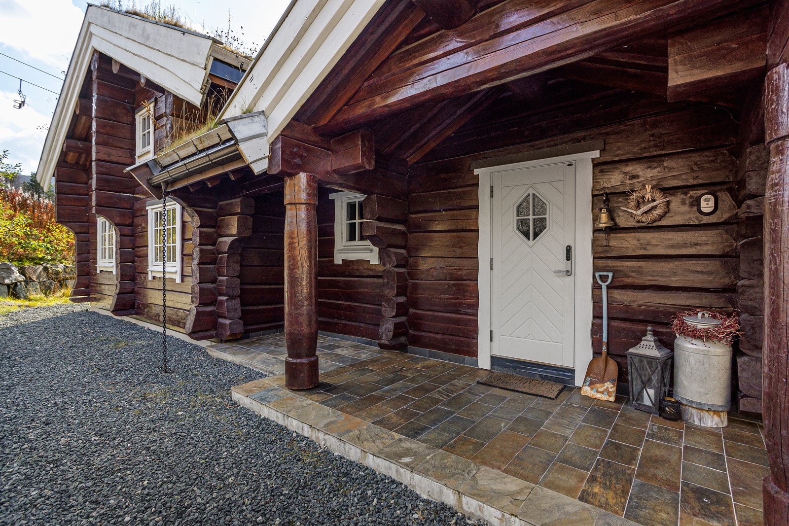 Man ankommer hytta via et praktisk, overbygget inngangsparti Galleribilde