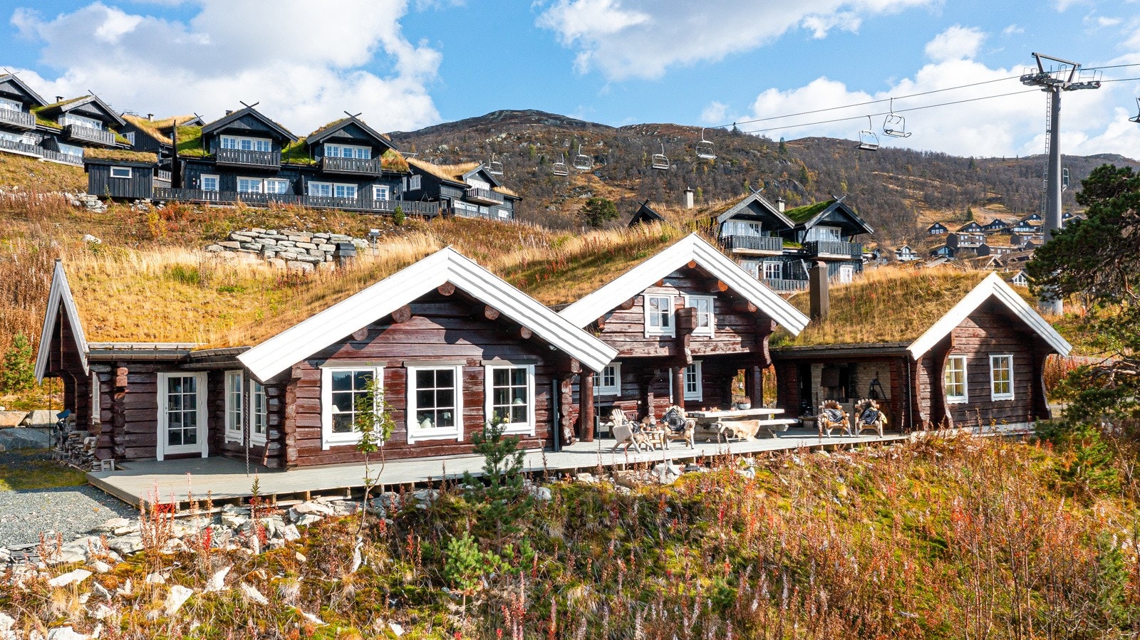 Hytta har en fantastisk plassering i Holtardalen med endetomt, nydelige sol- og utsiktsforhold over Raulandsfjellene. Velkommen til visning! Galleribilde