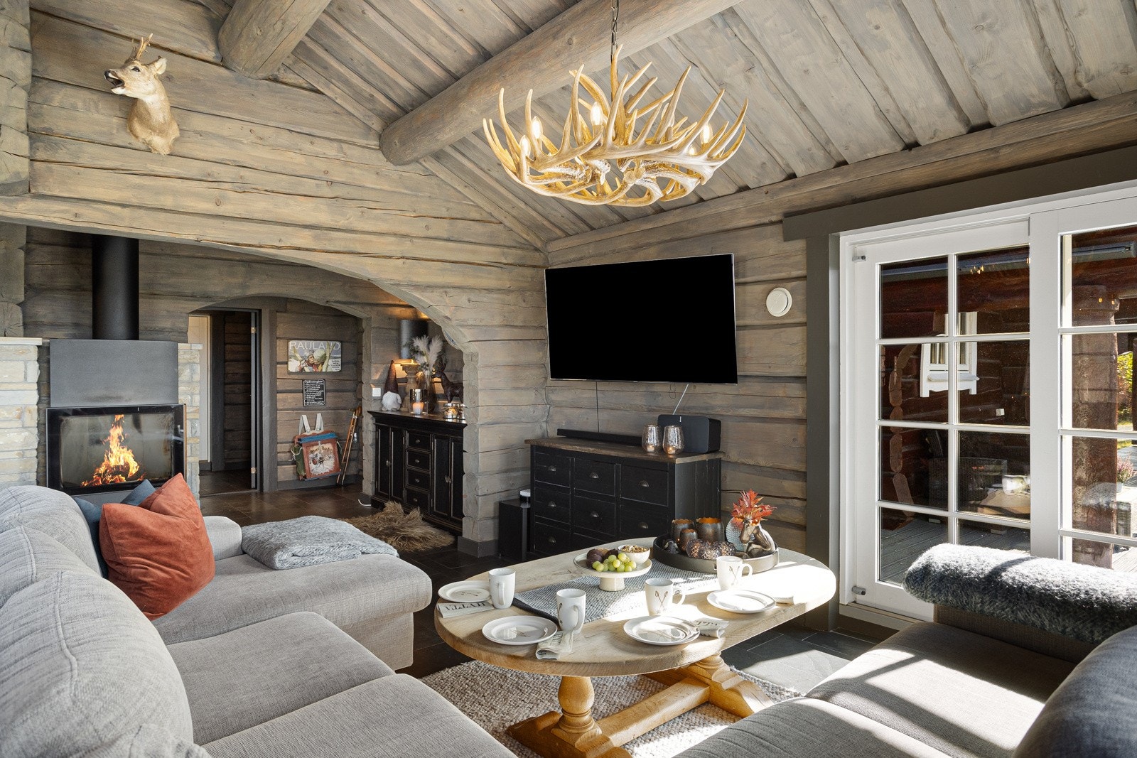 En moderne peisovn gjør atmosfæren i romme Galleribilde