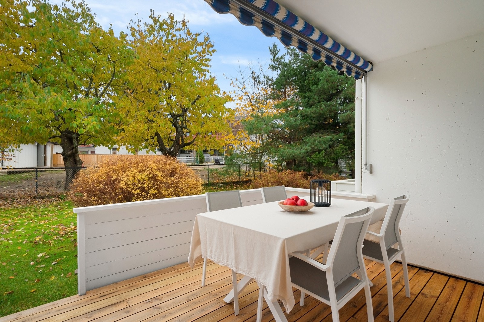 Terrassedekket er slipt og oljet i 2024 Galleribilde