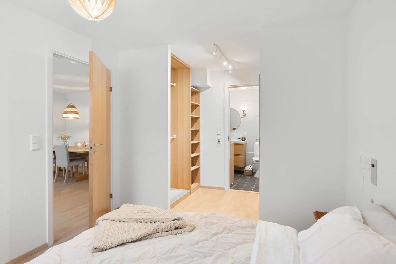 Direkte adkomst fra hovedoverommet til walk-in/garderobe Galleribilde