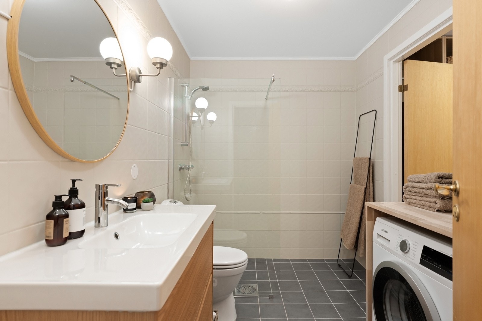 Baderommet er oppgradert med malte flater, ny innredning og ny varmtvannsbereder i 2024 Galleribilde