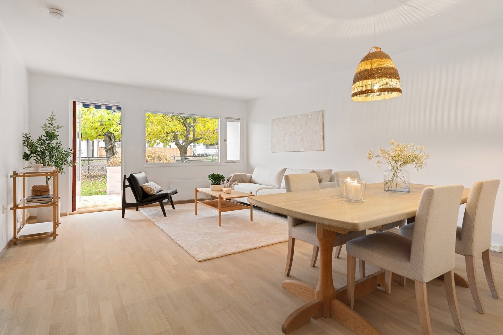 Lys og koselig stue med god plass til spisestue, sofaløsning og bokhylle/tv-benk Galleribilde