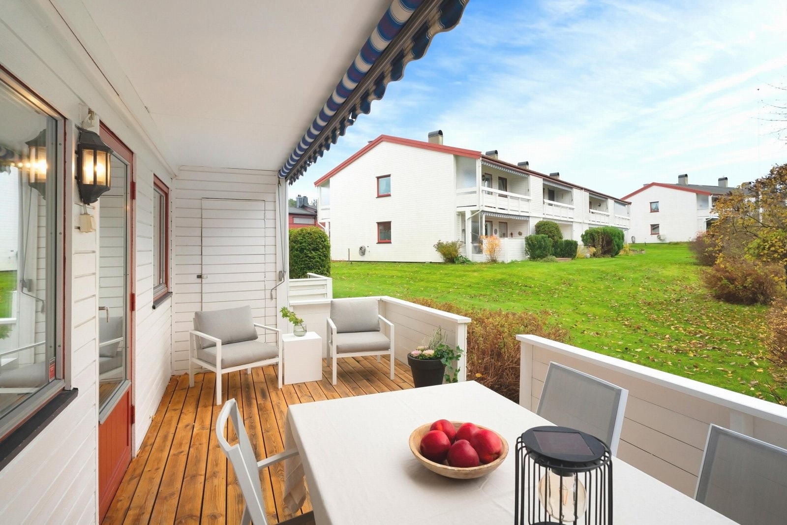 Utgang til delvis overbygget sydvendt terrasse på ca. 15 kvm. Utebod i bakkant på ca. 2 kvm. Galleribilde