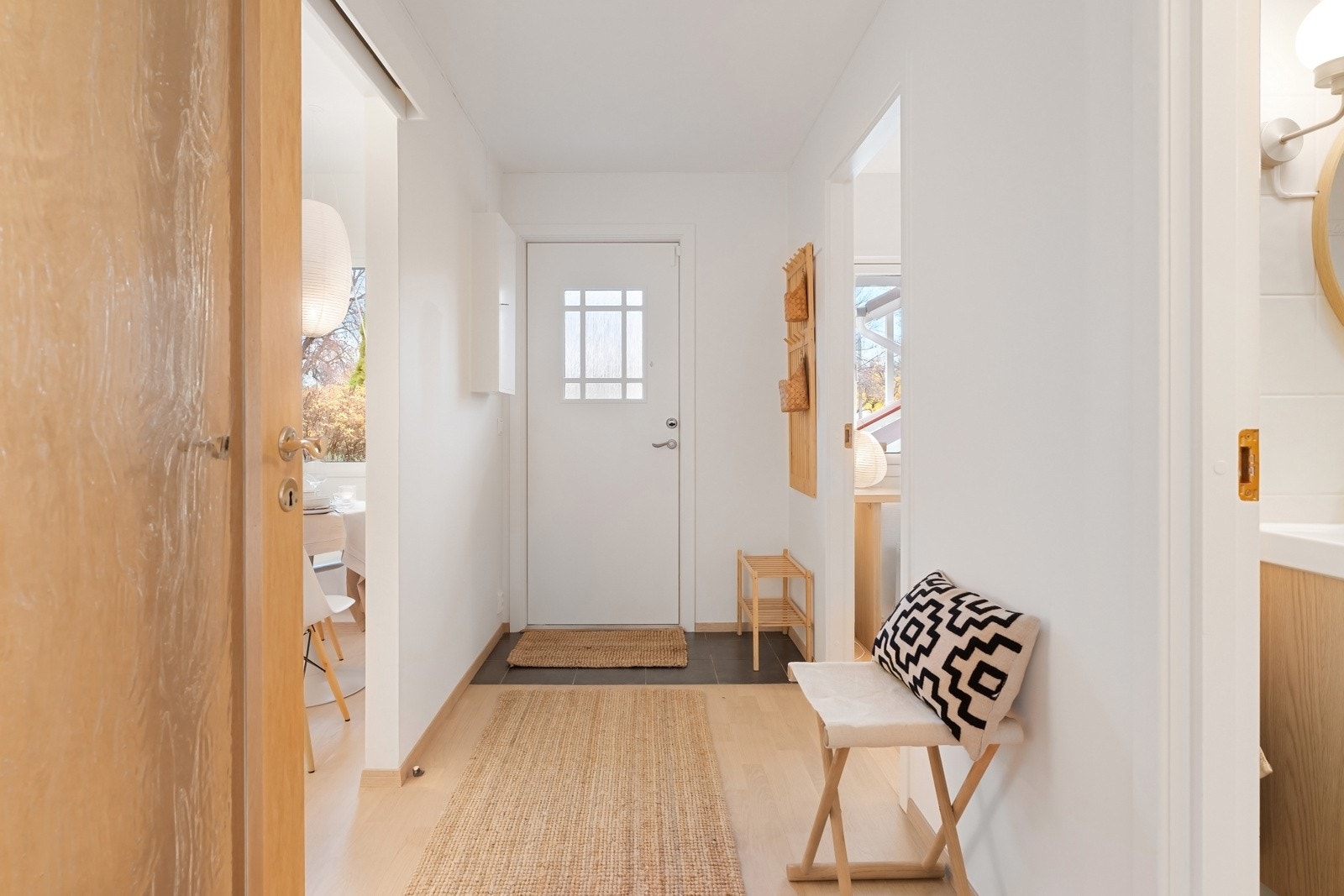 Lys gang / entré med egen inngang og trappefri adkomst - innvendige dører er i original eik Galleribilde