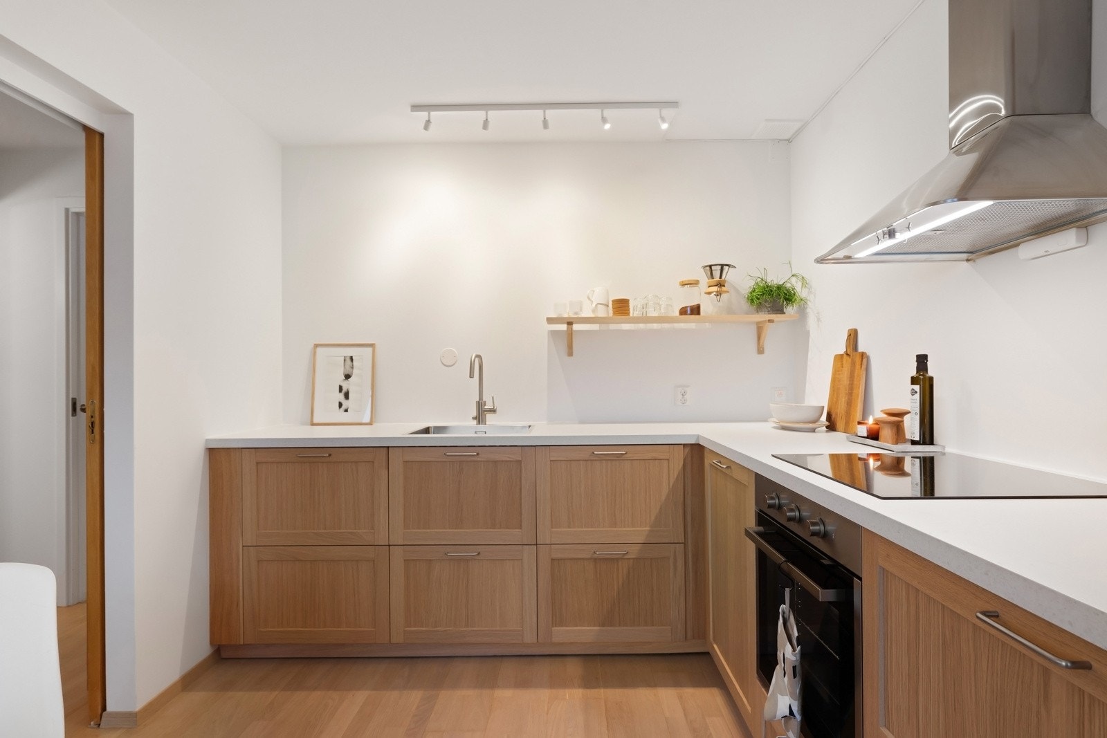 Fronter i eikefinér, fargenøytrale laminat benkeplater og heltre eikehylle Galleribilde