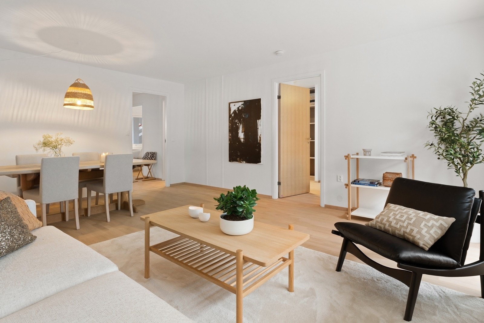 I stuen går det pipeløp med mulighet for å sette inn peisovn Galleribilde