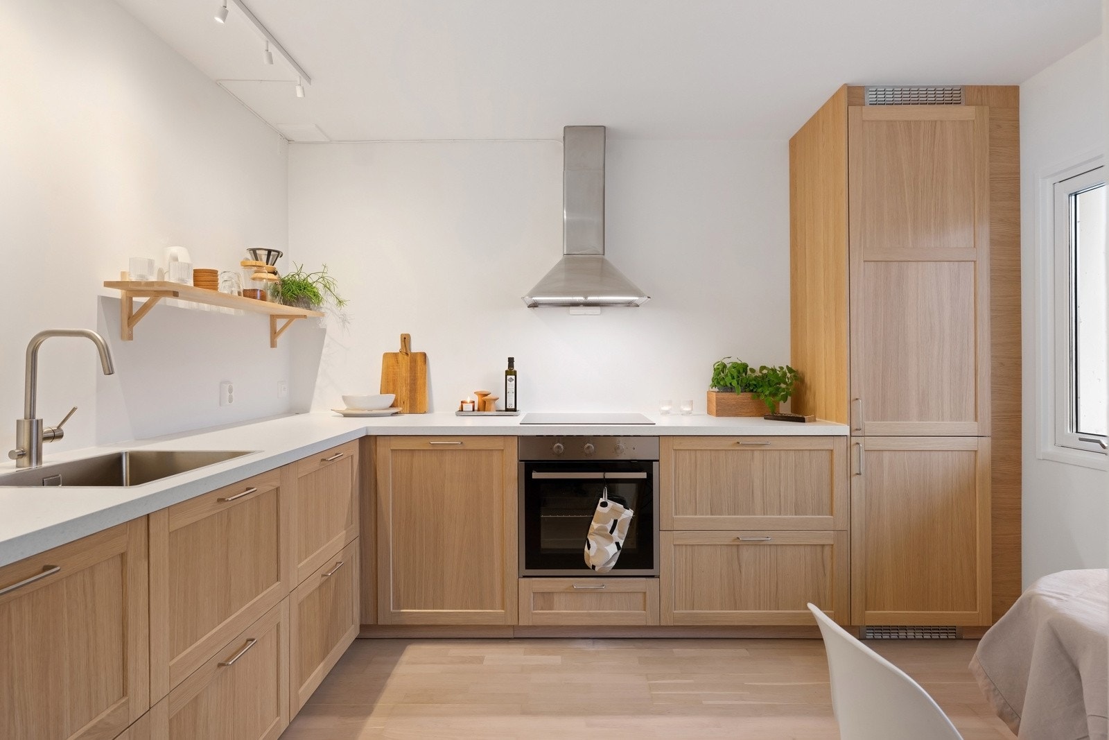 Leiligheten har et helt nytt og ubrukt kjøkken i eikefinér, med nye integrerte hvitevarer Galleribilde