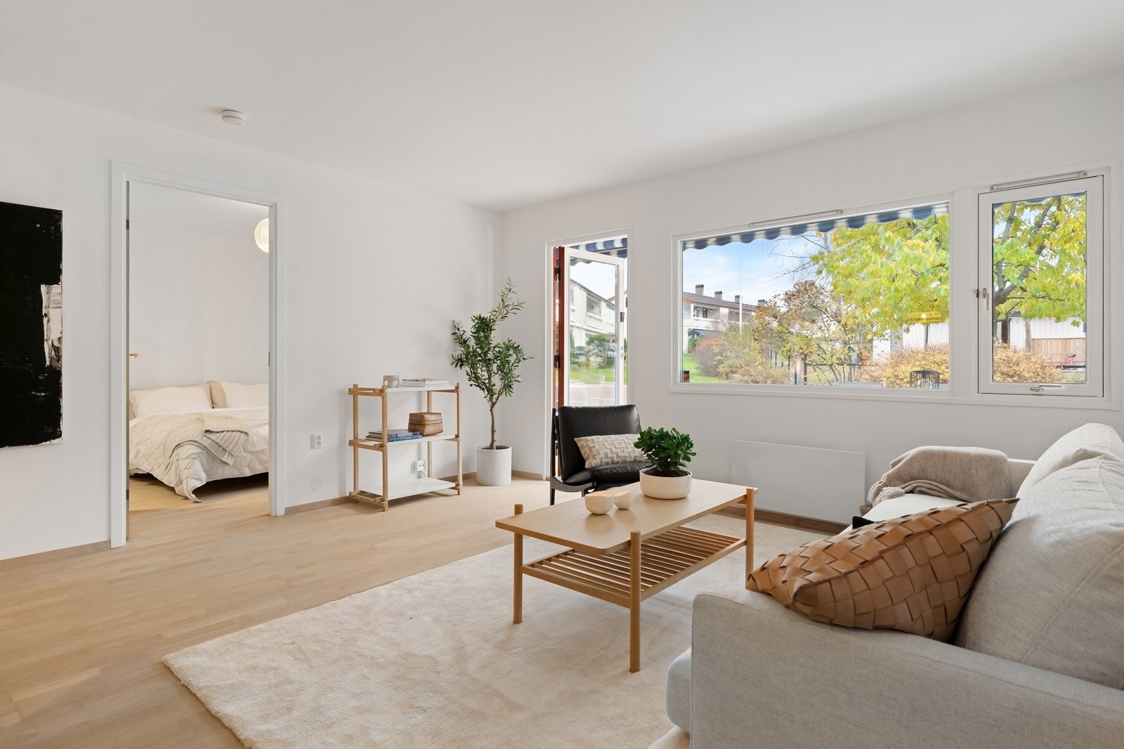 Alle tak og vegger er nymalte. Eikeparketten er nyslipt og mattlakket i hele leiligheten Galleribilde