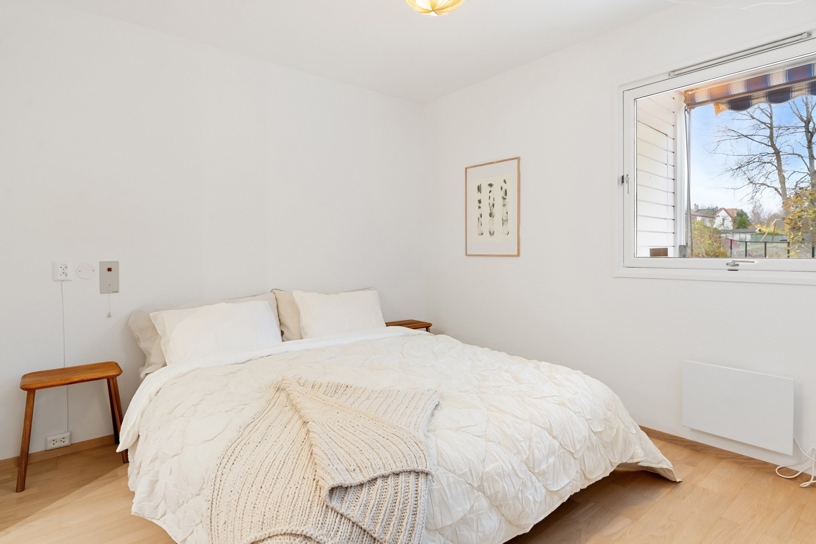 Romslig hovedsoverom med god plass til dobbeltseng og nattbord på begge sider Galleribilde