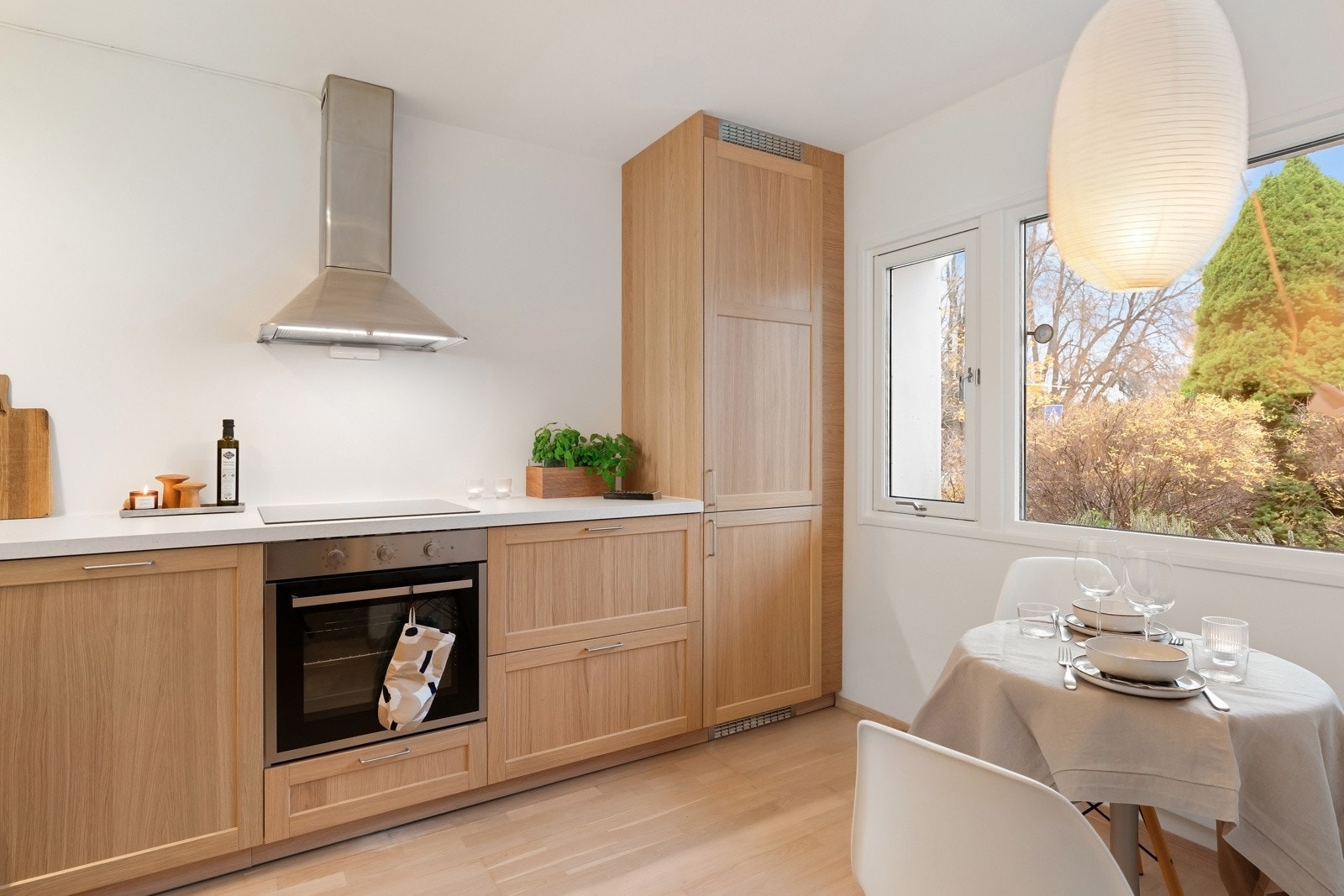 Separat nyoppusset kjøkken i nordisk stil. Hyggelig spiseplass på kjøkkenet Galleribilde