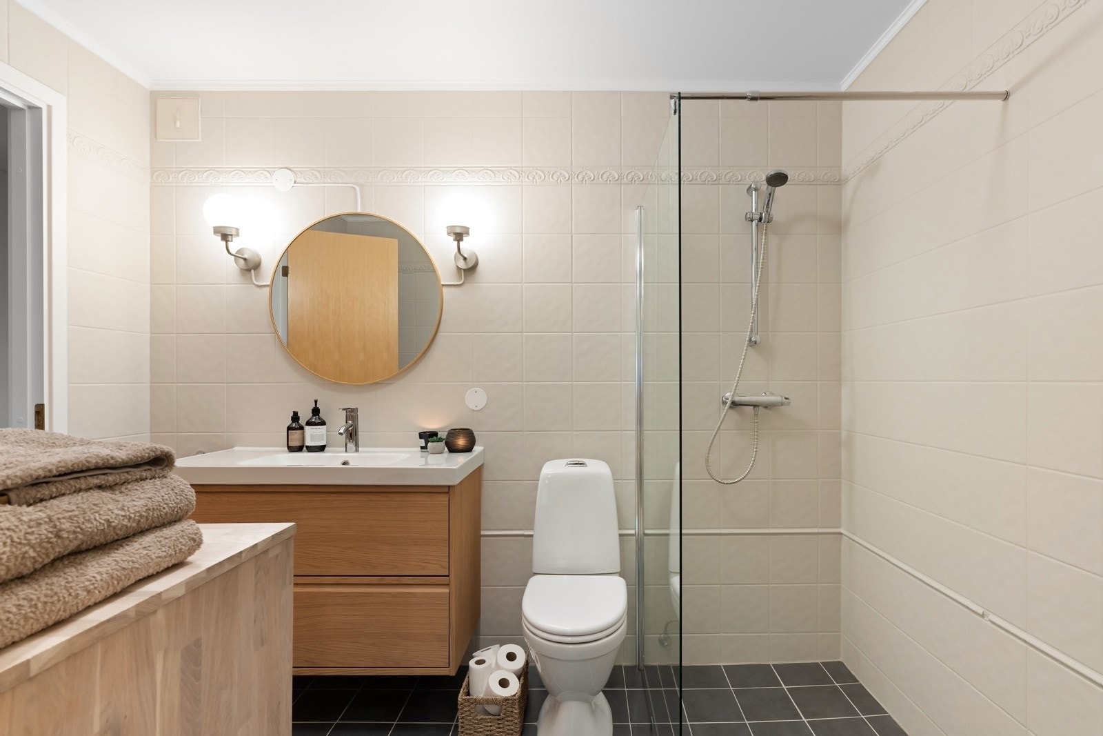 Adkomst til baderommet fra både hovedsoverommet og gangen Galleribilde