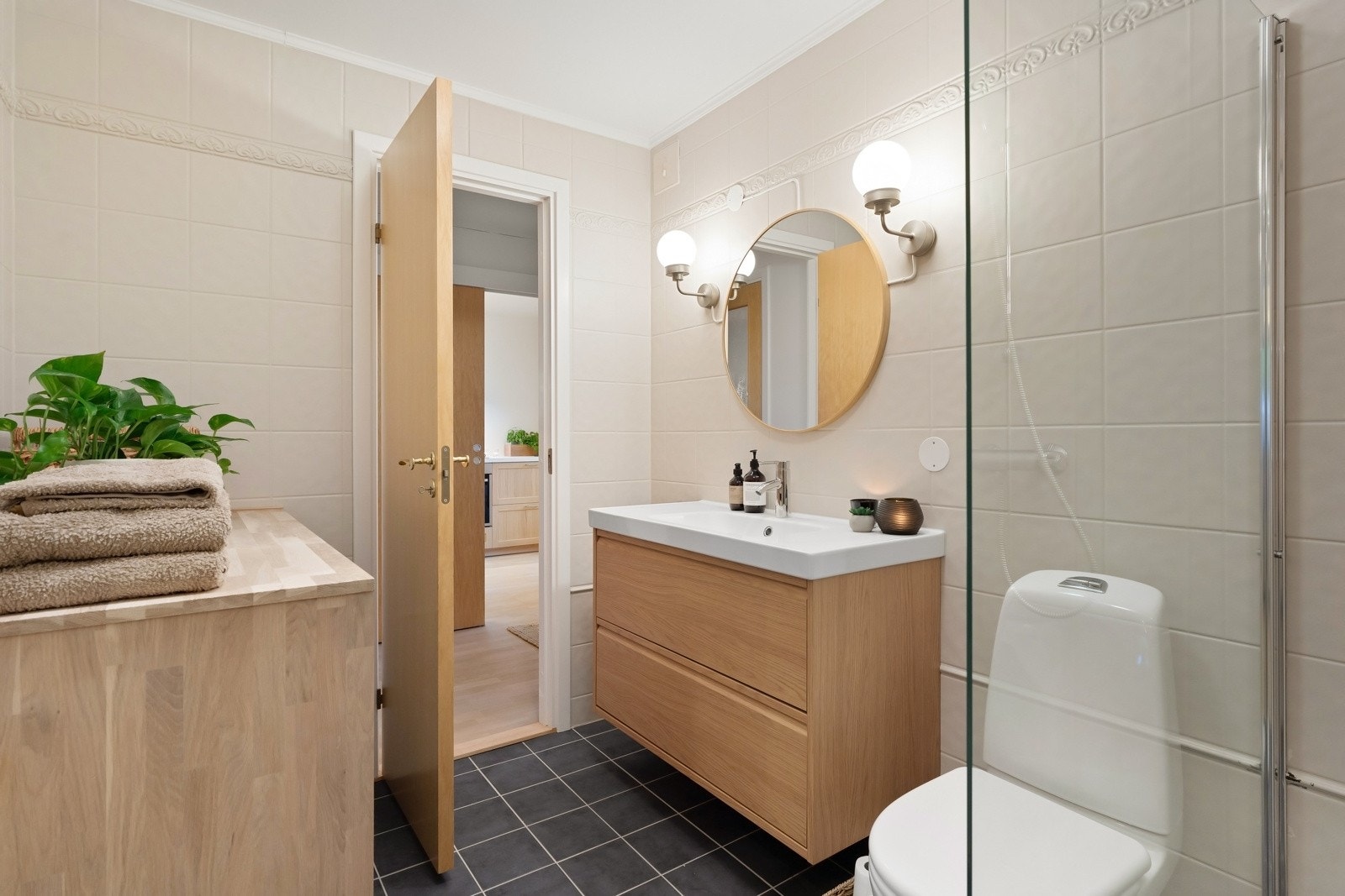 Flislagt baderom med varmekabler og opplegg for vaskemaskin Galleribilde