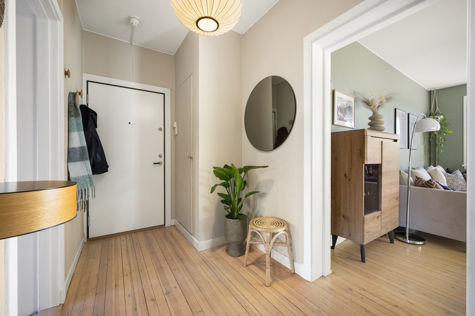 I gangen er det god plass til oppbevaring av sko og yttertøy i innebygd garderobeskap. Her får du et umiddelbart godt førsteinntrykk. Galleribilde