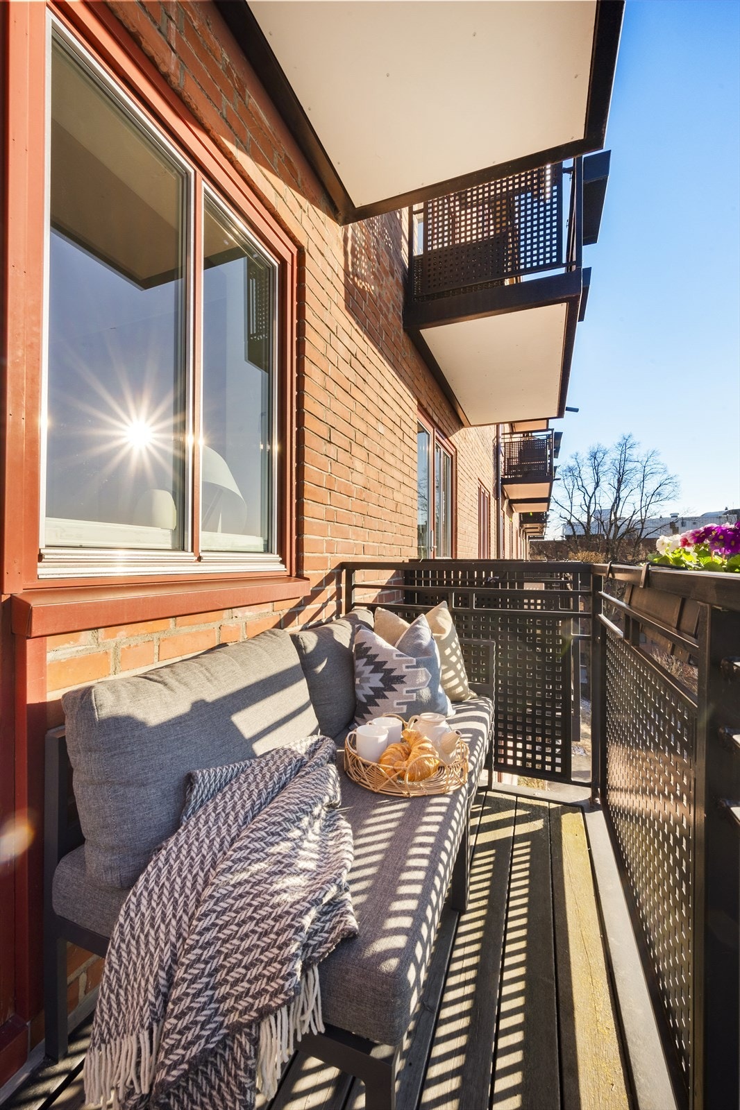 Fra stuen er det utgang til en sydvestvendt, solrik balkong på 3 kvm. Galleribilde