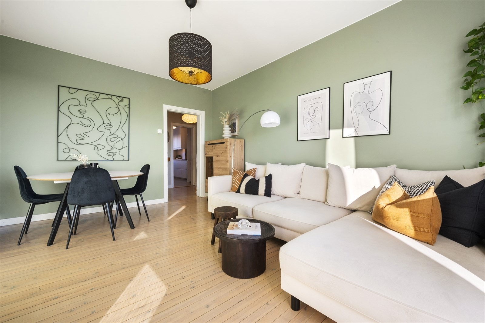 Gjennomførte og stilrene overflater med originalt tregulv og veggene er malt i lune fargetoner. Veggene ble sparklet og malt i 2022. Galleribilde