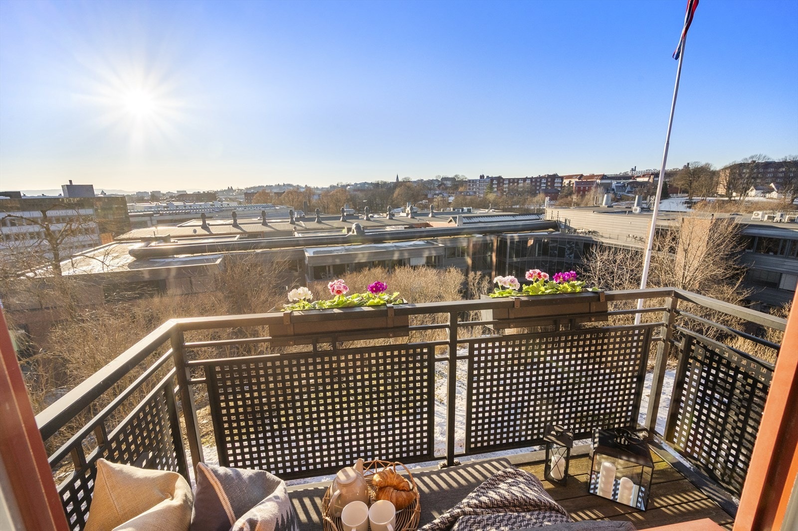 Balkongen har optimale solforhold med ettermiddags- og kveldssol. Galleribilde