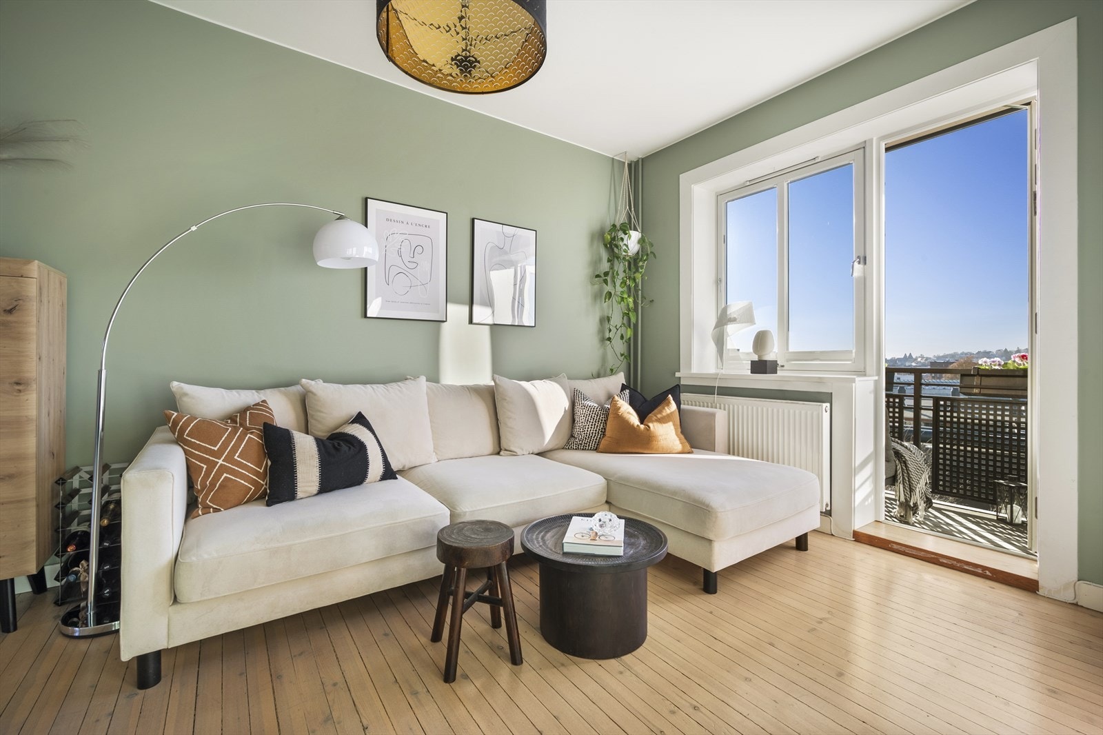 Leiligheten ligger i 3. etasje og inneholder entré, kjøkken, stue, soverom og bad. Galleribilde