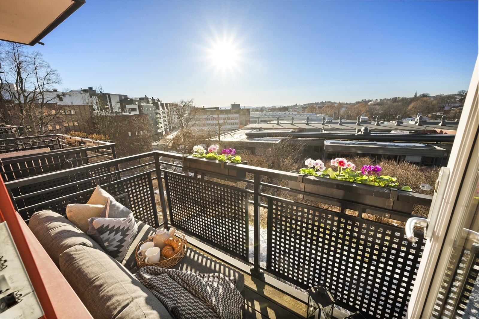 Balkongen har åpen og vidstrakt utsikt mot Oslo by, Myraløkka og Holmenkollen. Galleribilde