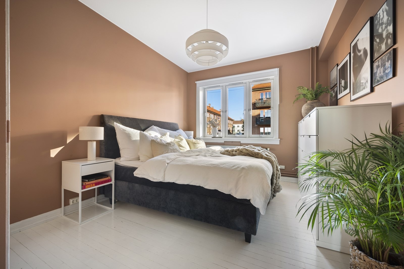 Leiligheten har et stort og tiltalende soverom malt i en behagelige fargetone. Galleribilde