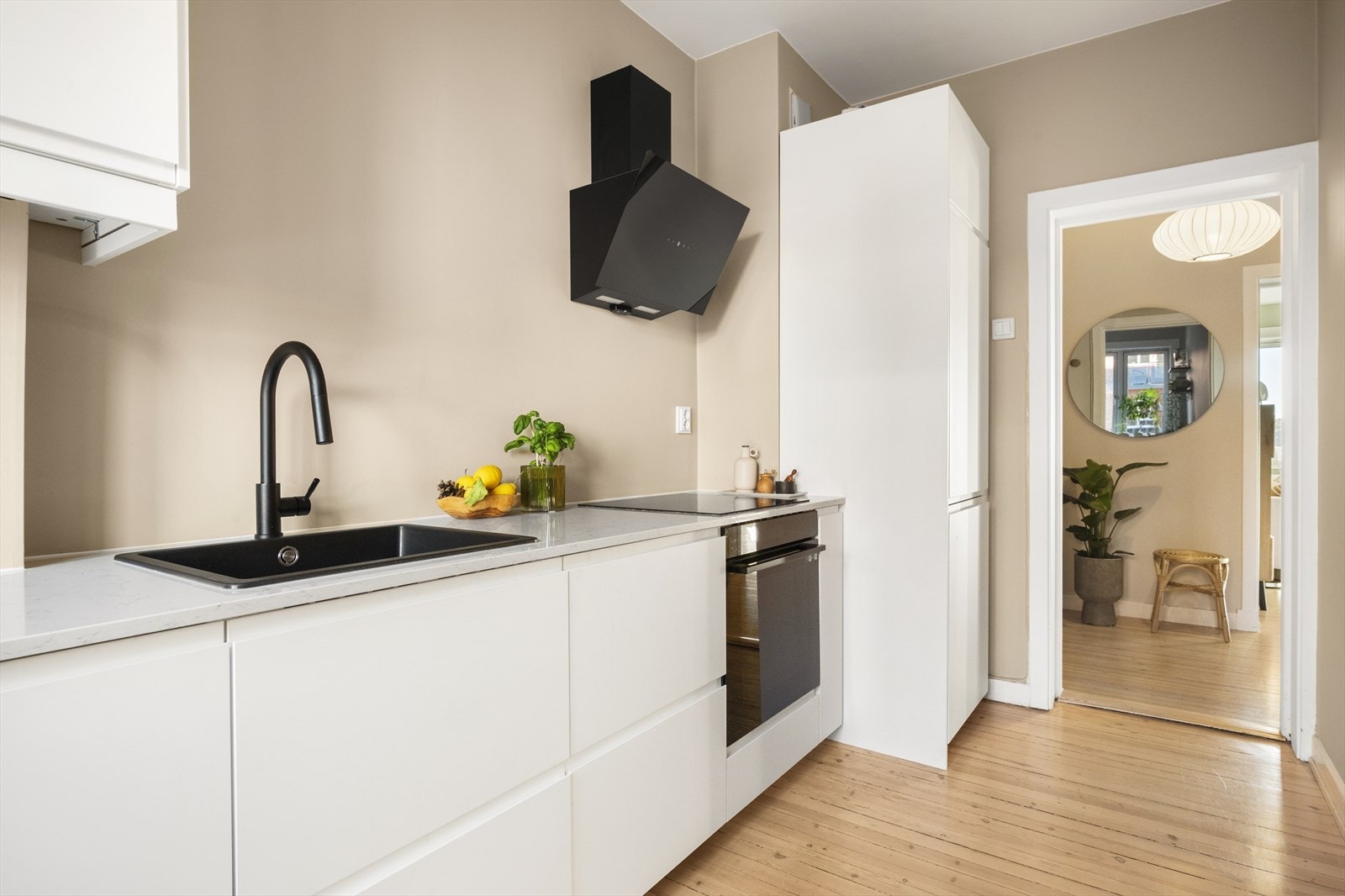 På kjøkkenet er det godt med både skap- og benkeplass. Det elektriske anlegget ble oppgradert i forbindelse med oppussingen. Galleribilde