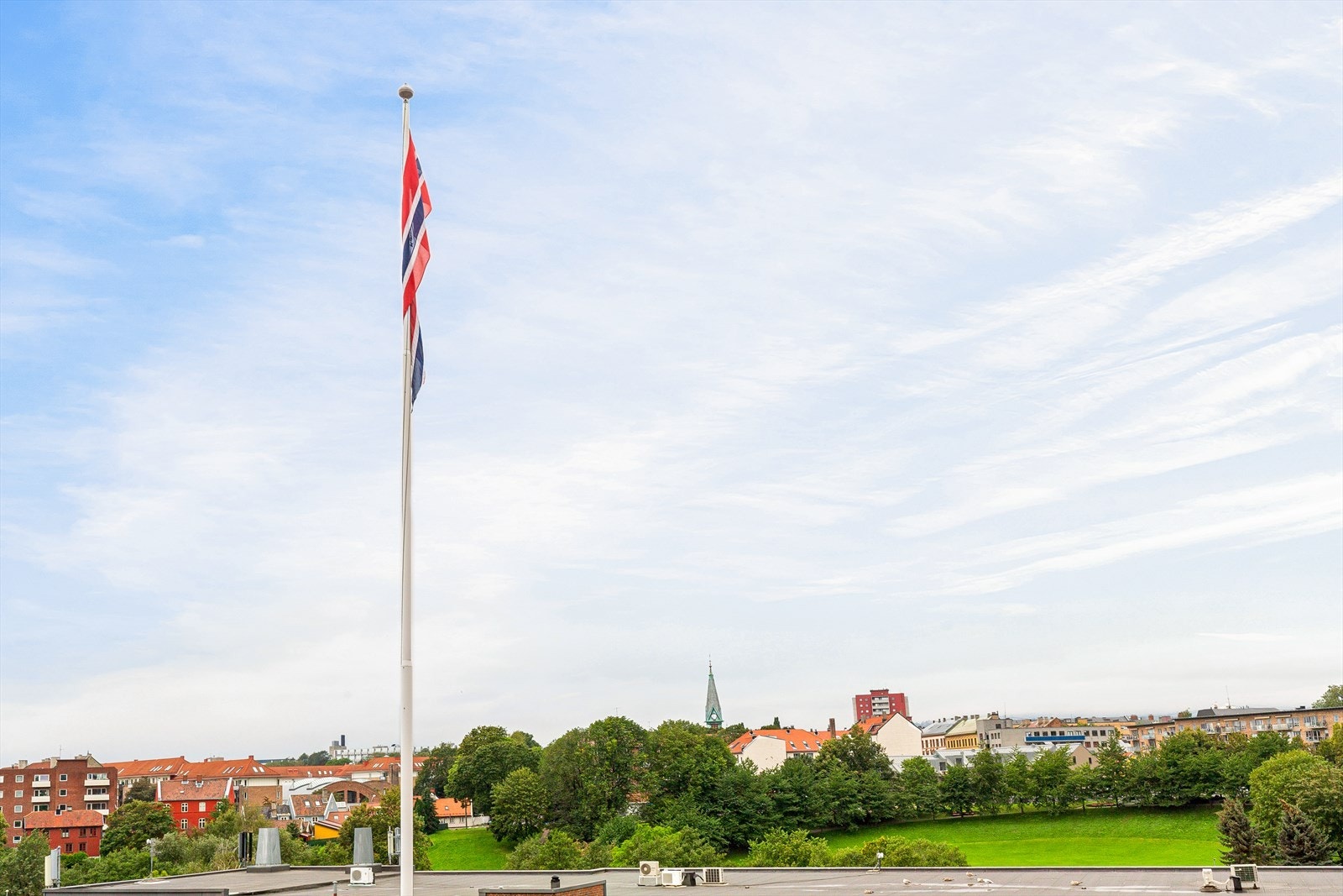 Åpent, grønt og frodig utsyn fra balkongen. Galleribilde