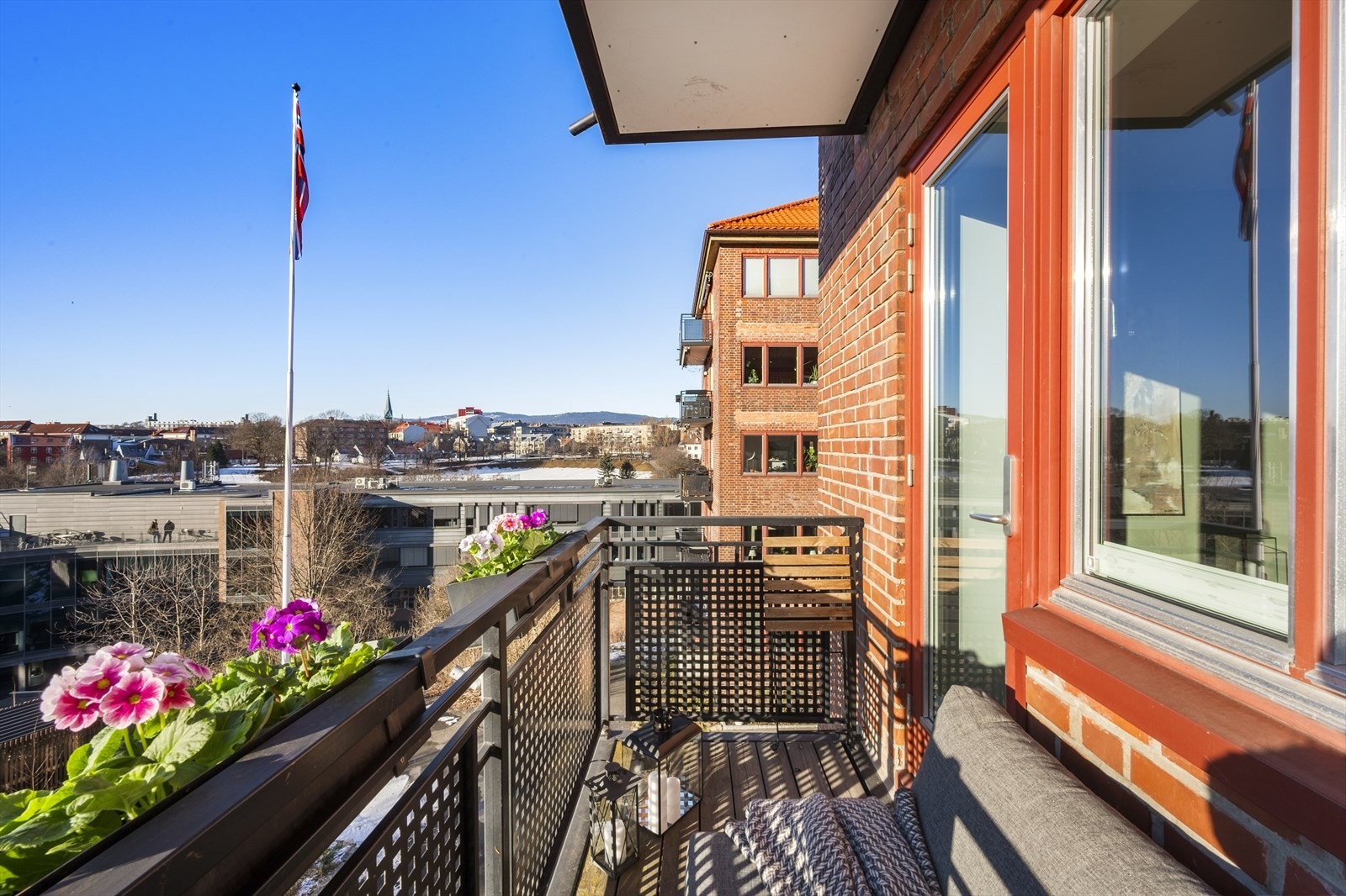 Her er det plass til sittemøblement, grill og beplantning. Galleribilde