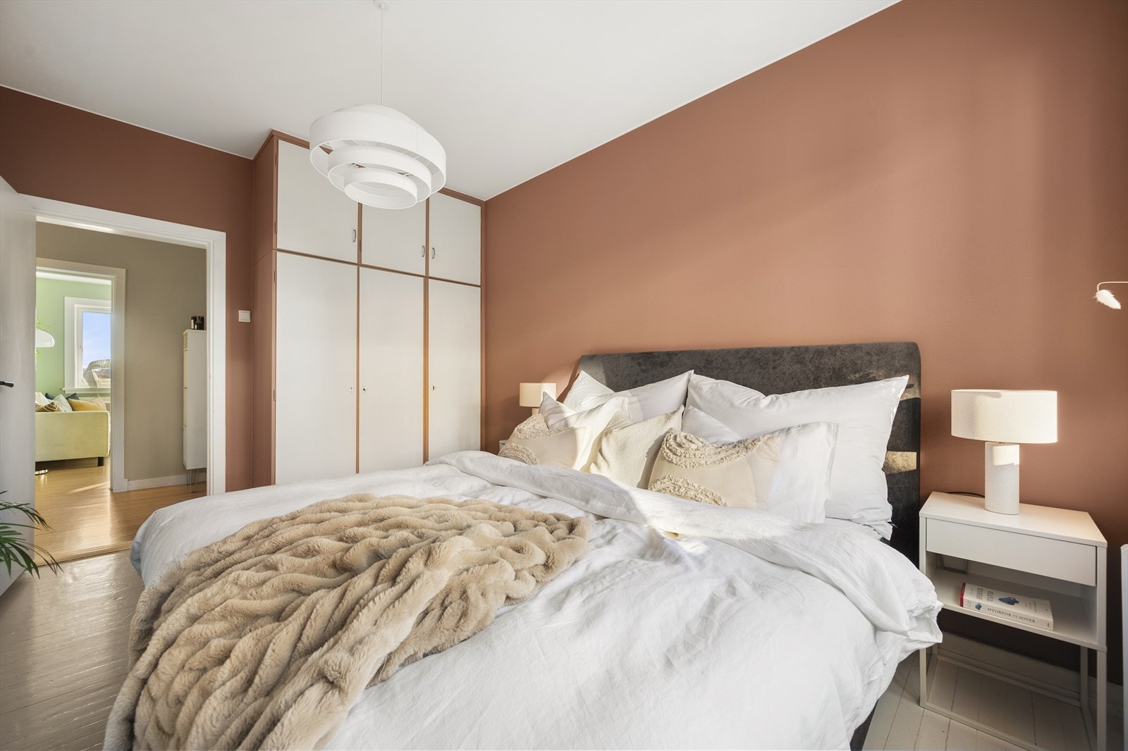 Det er god plass til både garderobeskap og kommoder. Galleribilde