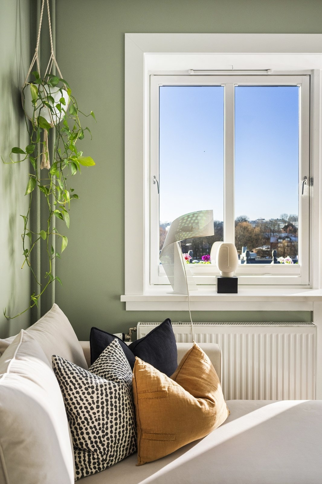 Det er godt innslipp av naturlig lys via store vindusflater og balkongdør. Galleribilde